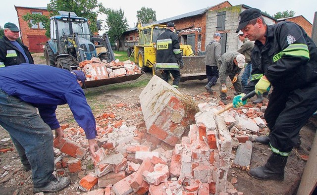 Poszkodowani przez nawałnice i wichury dostają zasiłki. Wszystko idzie na naprawy i remonty