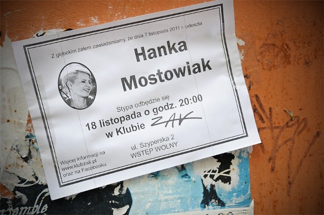 W Poznaniu pojawiły się zaproszenia na stypę po Hance Mostowiak. Mają one formę nekrologu...