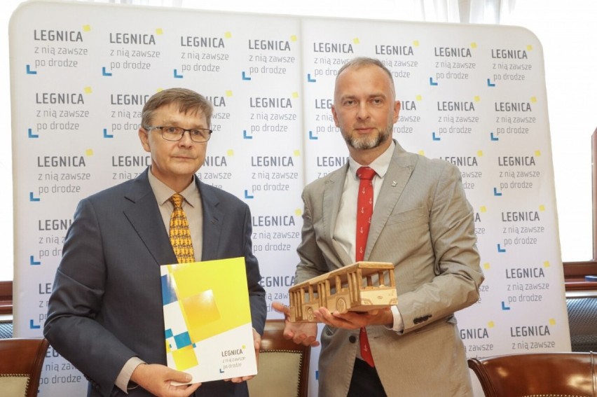 Będzie sześć nowych elektrycznych autobusów w Legnicy, podpisano umowę