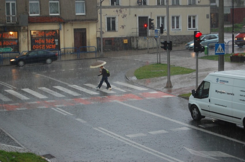 Burza w powiecie kartuskim - wyładowaniom atmosferycznym towarzyszy ulewny deszcz