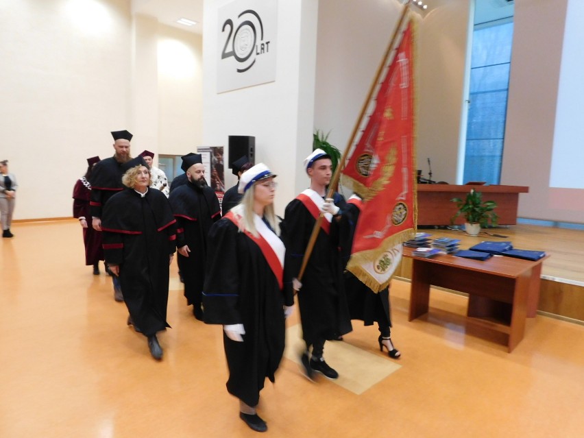 Blisko stu studentów odebrało dyplomy PWSZ w Wałbrzychu [ZDJĘCIA]