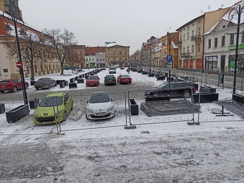 Na rynku w Rawiczu postawiono donice. Ich zadaniem nie będzie tylko upiększenie placu, ale też wyznaczenie miejsc parkingowych