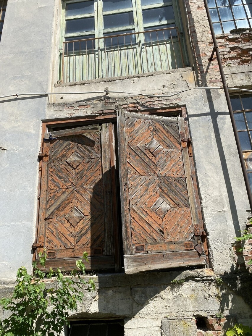 Uchylone drzwi i brak schodów