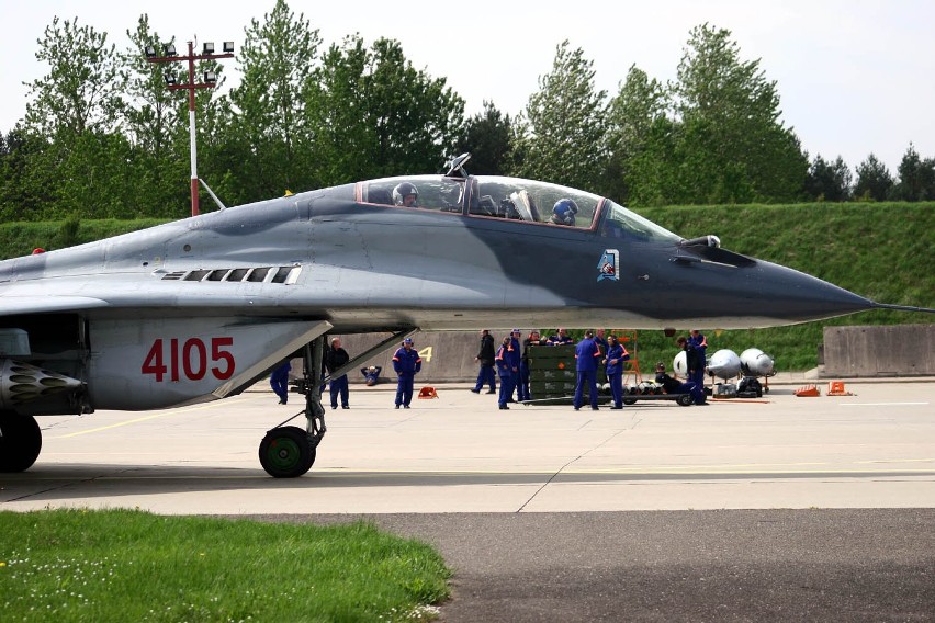 Mirosławiec. Ćwiczenia Kondor-12. MiGi i Su-22 ćwiczyły na lotnisku w Mirosławcu [ZDJĘCIA i WIDEO]