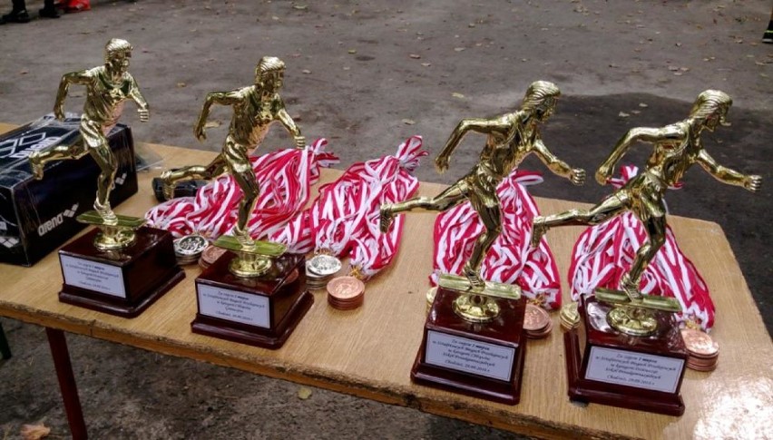 Sztafetowe biegi przełajowe o Mistrzostwo Powiatu odbyły się w parku 3 Maja w Chodzieży.
