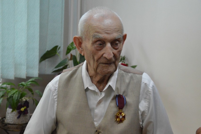 Pan Ferdynand ma 102 lata i wciąż świetnie się trzyma. Uhonorował go prezydent