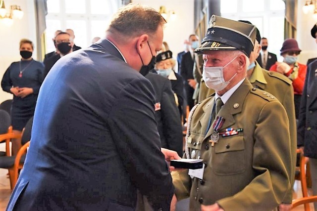 Porucznik Czesław Grzanka podczas przyjmowania odznaczenia