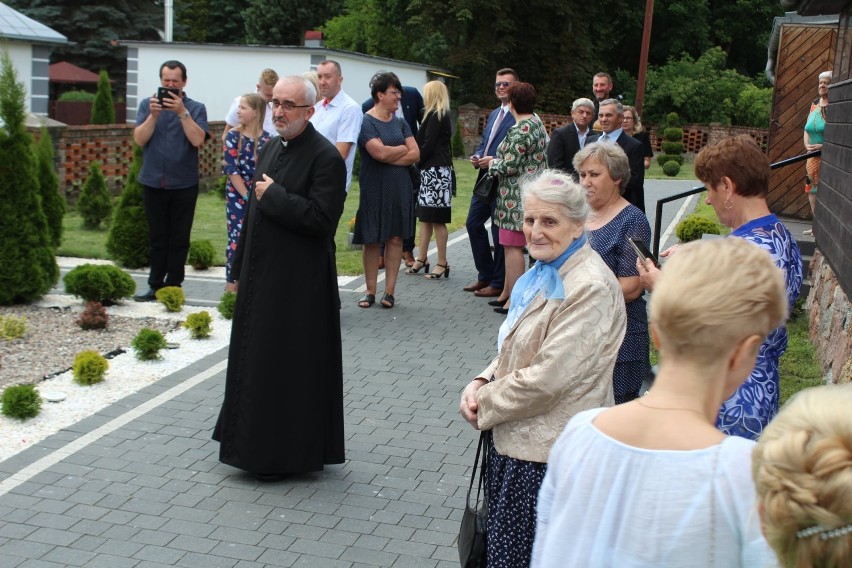 Wprowadzenie nowego proboszcza do parafii w Chrostkowie. Ks. Krzysztof Krawczak zastąpił Marka Trymersa