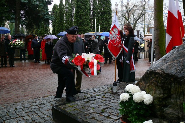 Wiązanki kwiatów złożono przy pomniku żołnierzy AK