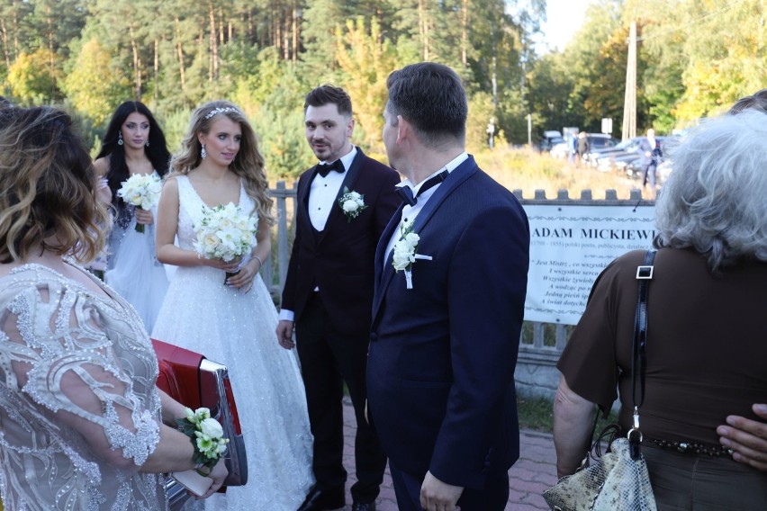 Ślub syna Zenka Martyniuka. Daniel Martyniuk wziął za żonę Ewelinę Golczyńską. Powiedzieli sobie "tak" w kościele w Grabówce [ZDJĘCIA]