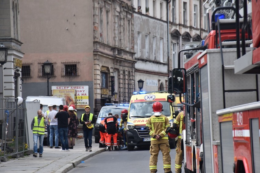 Gniezno. Wypadek na budowie MOK-u. 8 osób spadło z wysokości. SĄ POSZKODOWANI! [FOTO]