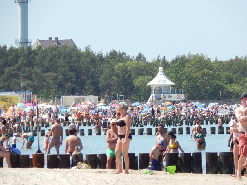 Na plaży w Ustce robi się coraz tłoczniej