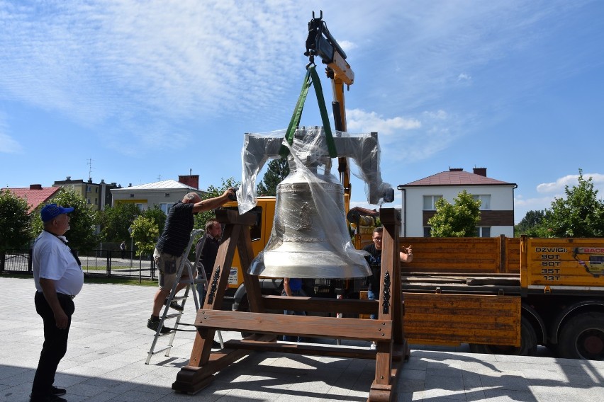 Dzwon św. Jadwigi przyjechał  do Gorlic z pracowni ludwisarskiej w Przemyślu. Na 15 sierpnia zaplanowane zostało jego uroczyste poświęcenie 
