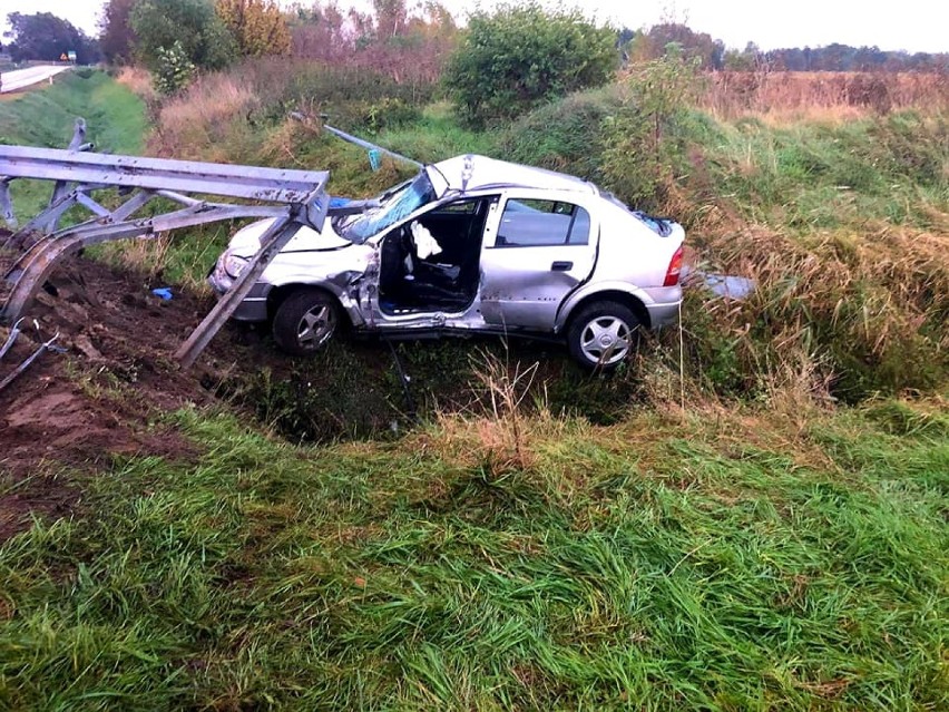 Wypadek na DW 713 w Sangrodzu w gminie Ujazd. Samochód uderzył w bariery drogowe