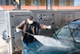 Czy można umyć samochód na myjni w czasie koronawirusa? Czytelnik pyta. Policja odpowiada