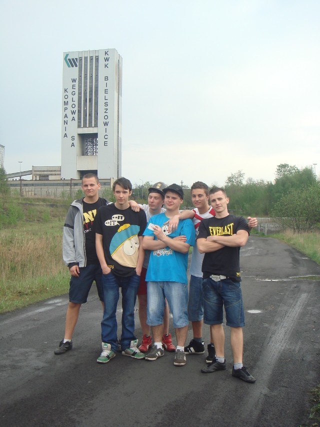Łukasz, Mateusz, Sebastian, Kamil, Michał i Łukasz nagrali wspólny utwór "Tak to się robi w Rudzie Śląskiej"
