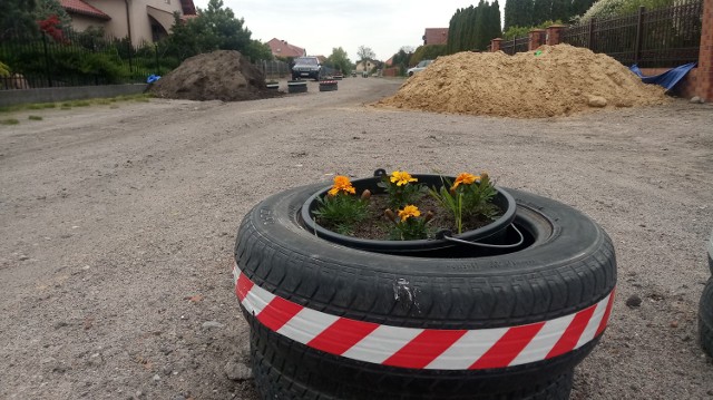 Tak mieszkańcy zadbali o bezpieczeństwo na swojej drodze. Kto jedzie wolno, spokojnie ominie oryginalne szykany