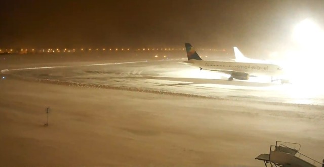 Przekierowania samolotów i opóźnienia w odlotach na lotnisku w Gdańsku 4.01.2016