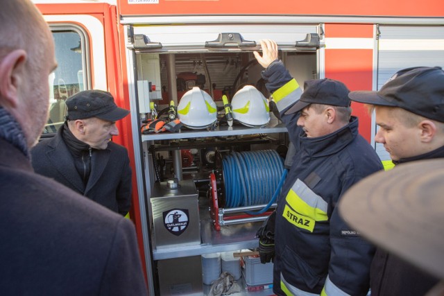 Przekazanie, poświęcenie i prezentacja nowych wozów strażaków ochotników przed Urzędem Marszałkowskim w Toruniu