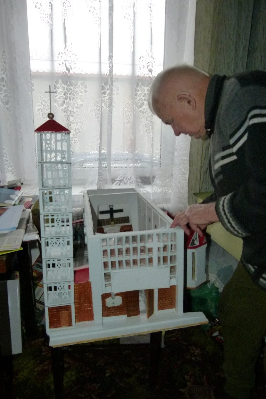 Ludwik Zalewski skończył budowę makiety kościoła w Bedlnie