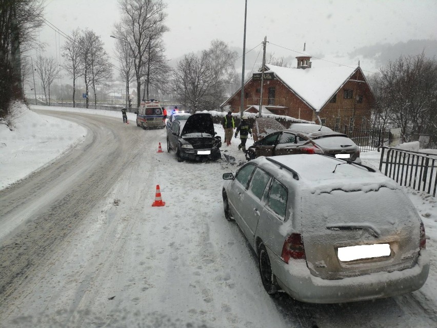 Piwniczna-Zdrój. Zderzenie trzech aut. Na miejscu pogotowie ratunkowe