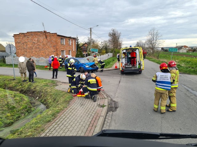 Wypadek w Jankowie Pierwszym. Samochód wylądował w ogrodzie. Jedna osoba ranna