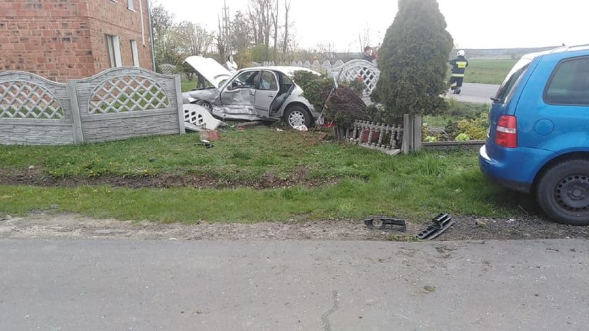 Wypadek w Jankowie Pierwszym. Samochód wylądował w ogrodzie....