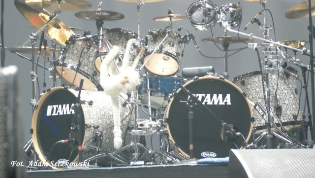 Perkusista John Dolmayan na koncertach do zestawu perkusyjnego często ma przyczepioną małpkę-maskotkę. Fot. Adam Sęczkowski