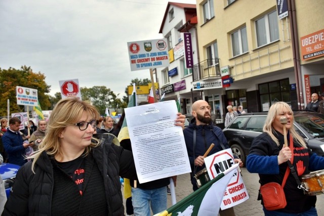 Katarzyna Lewandowska trzyma w ręku petycję do prezydenta Chełma, wyrażającą sprzeciw wobec planów włączenia ośmiu sołectw do miasta