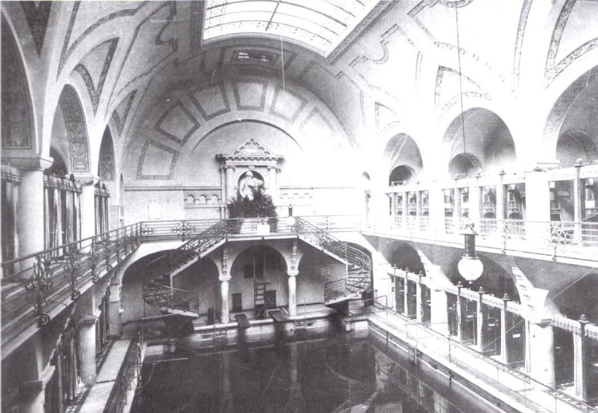 Zobacz, jak przed wojną wyglądały baseny przy ul. Teatralnej (UNIKATOWE FOTOGRAFIE)