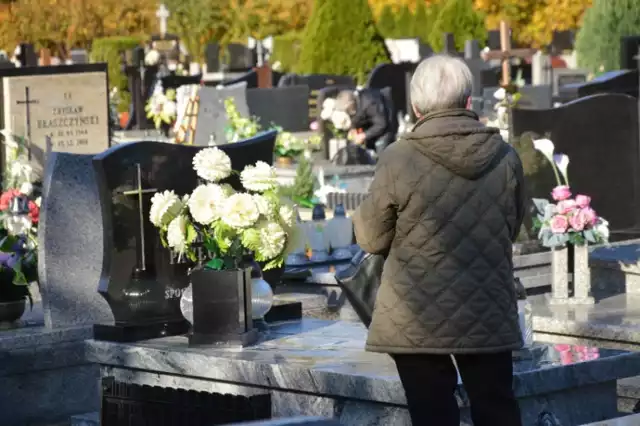 Kilka dni zostało do Wszystkich Świętych. Na zduńskowolskich cmentarzach widać coraz więcej mieszkańców przygotowujących groby do tego dnia. Tak jest również na osiedlu Karsznice w Zduńskiej Woli.