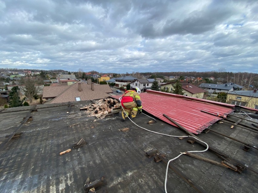 Wiatrołomy i uszkodzone dachy po sobotnich wichurach. Ćwierć setki wezwań straży pożarnej w Zduńskiej Woli i powiecie zduńskowolskim
