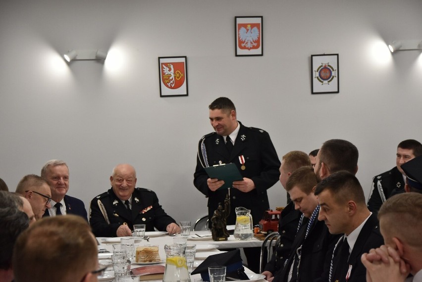 Gratulacje i wyróżnienia podczas zebrania Ochotniczej Straży Pożarnej w Budzyniu