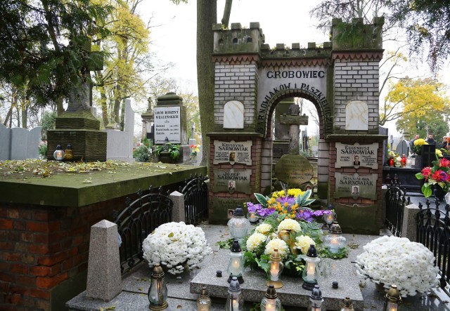 W tegorocznej kweście na rzecz ratowania zabytkowych nagrobków na cmentarzach w Piotrkowie wzięło udział ok. 200 wolontariuszy. Zbiórka trwała trzy dni