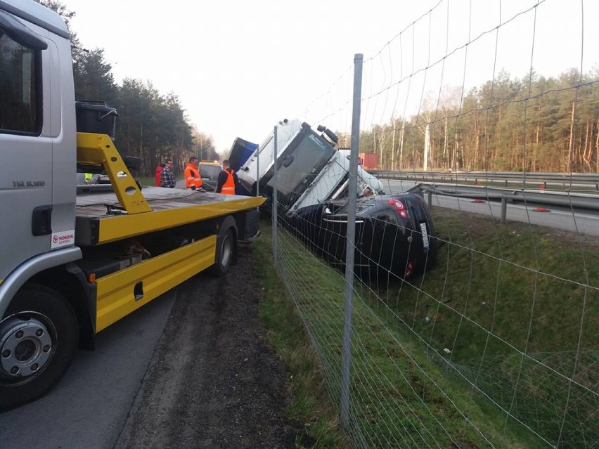 Wypadek na S8 koło węzła Tomaszów Mazowiecki Północ.  Zderzenie samochodu ciężarowego z osobowym [ZDJĘCIA]