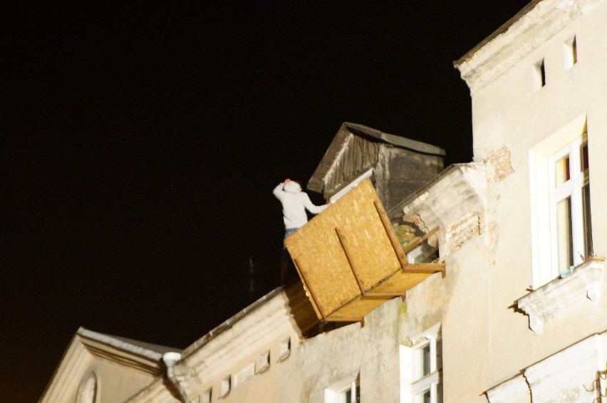 Desperat na dachu kamienicy przy ulicy Stawiszyńskiej w...