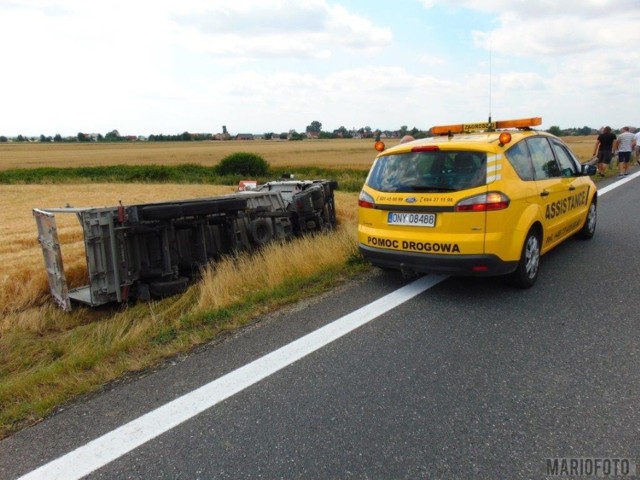 Utrudnienia na drodze krajowej 46 w Sidzinie. We wtorek rano samochód ciężarowy zjechał z drogi i wpadł do rowu. Po południu rozpoczęło się wyciąganie ciężarówki, a w miejscu wypadku występują utrudnienia. Czasowo może też być wstrzymany ruch.