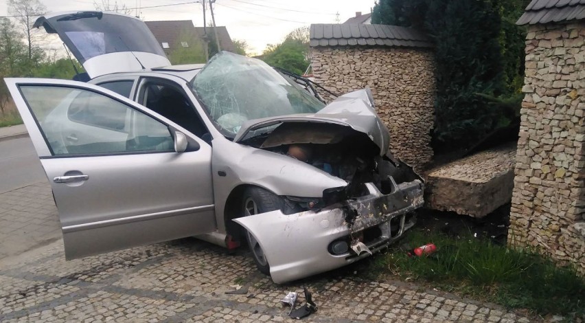 Wypadek w Dąbrowie Górniczej. Samochód wjechał w płot w Ząbkowicach. Za kierownicą młody kierowca