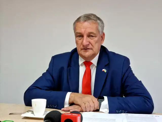Poseł Wiesław Szczepański: mówił w Lesznie na konferencji prasowej:  ,,trzeba zakazać wykorzystywania politycznego mundurowych''