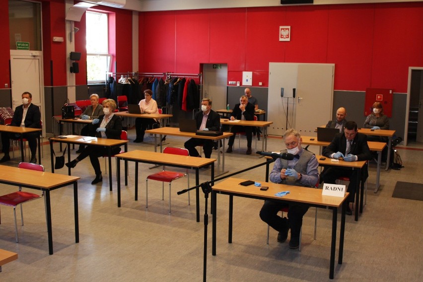 Sesje rady powiatu gdańskiego i rady gminy Kolbudy odbyły się w specjalnych warunkach. Zobaczcie, jak one wyglądały!
