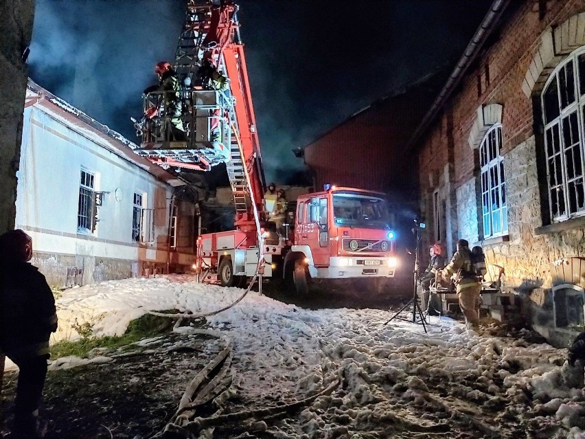 Pożar był ogromny, strażacy walczyli z nim przez kilka godzin