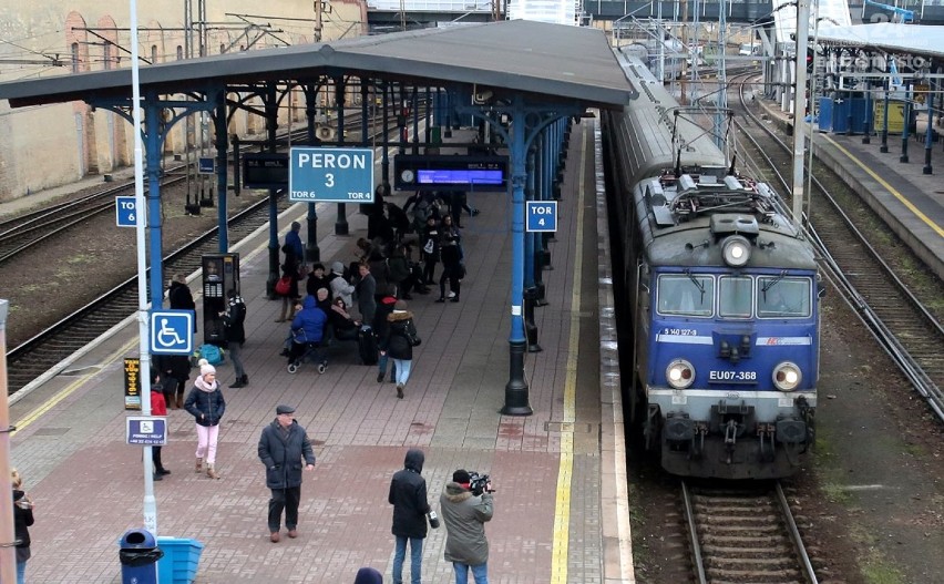 Wykolejone wagony i kilku godzinne opóźnienia pociągów do Szczecina