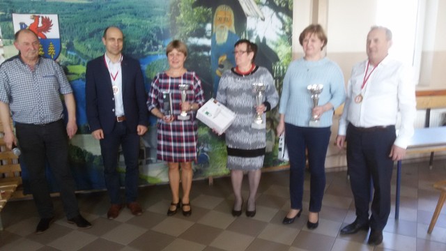 Wręczenie nagród w turnieju w Brusach - Ewa Kołoszewska druga od prawej (przepraszamy za złą jakość zdjęcia)