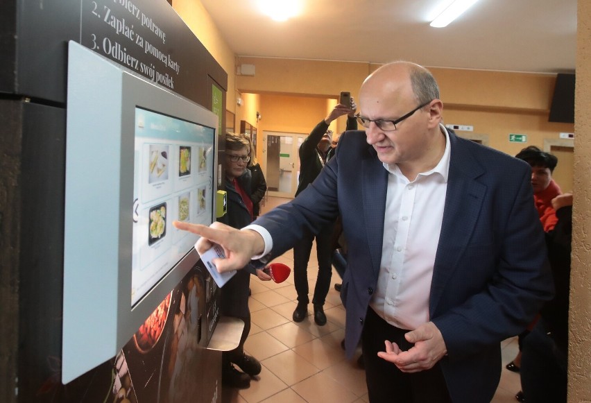 Politechnika Morska uruchomiła automat z gotowymi obiadami dla studentów [ZDJĘCIA]