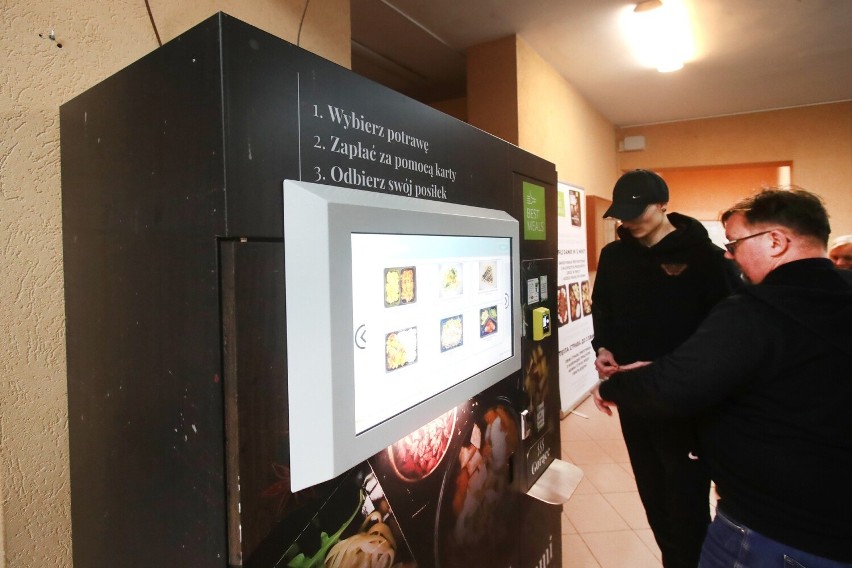 Politechnika Morska uruchomiła automat z gotowymi obiadami dla studentów [ZDJĘCIA]