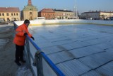 Trwa mrożenie tafli lodowiska na pl. Kościuszki. Jutro (6 grudnia) otwarcie i pokaz iluminacji FOTO