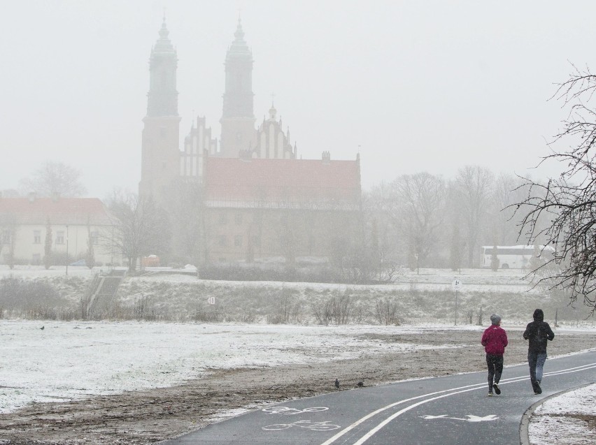 W niedzielę rano, mimo dodatniej temperatury powietrza, w...