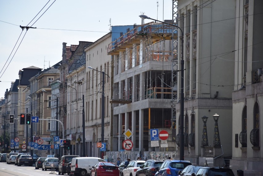 Hotel na rogu Warszawskiej i Mielęckiego w Katowicach w...