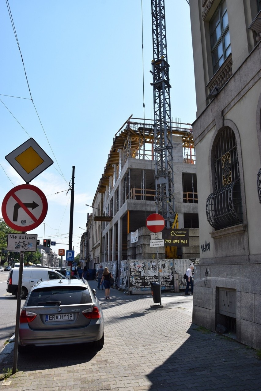 Hotel na rogu Warszawskiej i Mielęckiego w Katowicach w...