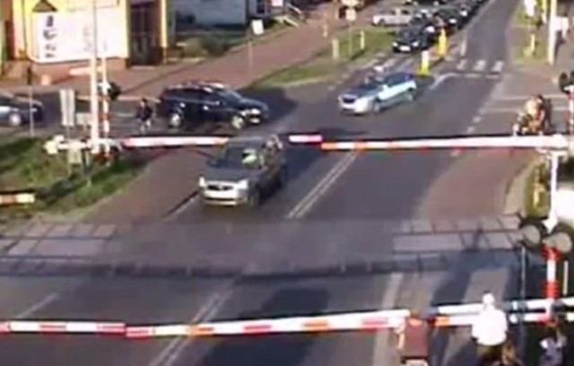 Centymetry od tragedii. Kierowca był w sytuacji bez wyjścia [WIDEO]